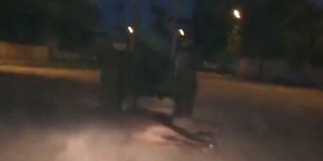 Ölü atı traktöre bağlayıp, sürükledi