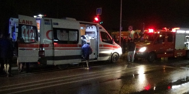 Hasta naklinden dönen ambulans dereye düştü: 3 yaralı
