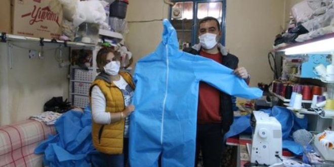 Kar� koca sa�l�k �al��anlar� i�in �cretsiz tulum �retiyor