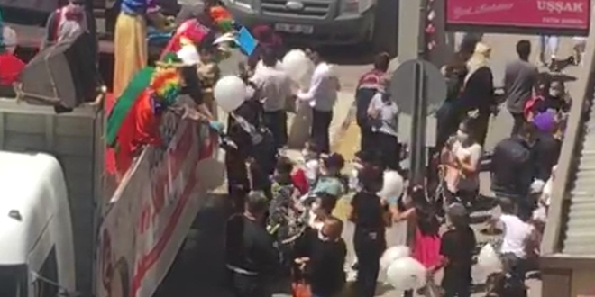 Ücretsiz balon izdihama neden oldu, sosyal mesafe unutuldu