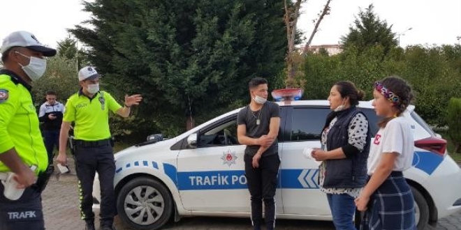 Ehliyetsiz genç ve annesi 'ceza' yazılmaması için dil döktü