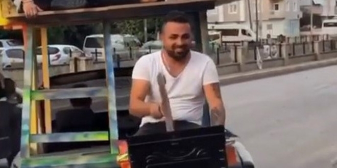 Pes dedirten görüntü! Otomobil üzerinde mangal keyfi