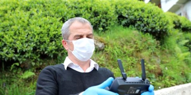 Rizeli muhtar, k�yde ya�ayanlara drone ile maske da��t�yor