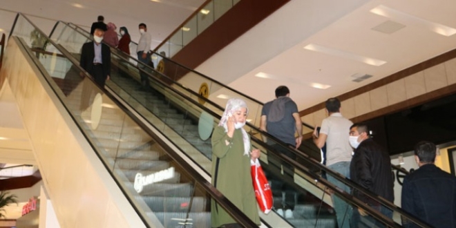 Kapısında kuyruk olan AVM'ye ceza kesilecek