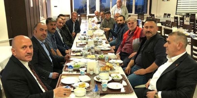 Belediye Başkanı yasağa rağmen muhtarlarla iftarda buluştu
