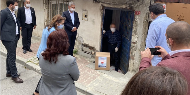 Bir yardım kolisini 1'i milletvekili 8 CHP'li vermeye gitti