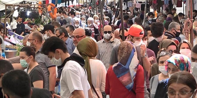 İstanbul'da semt pazarı: Maske de yok, sosyal mesafe de
