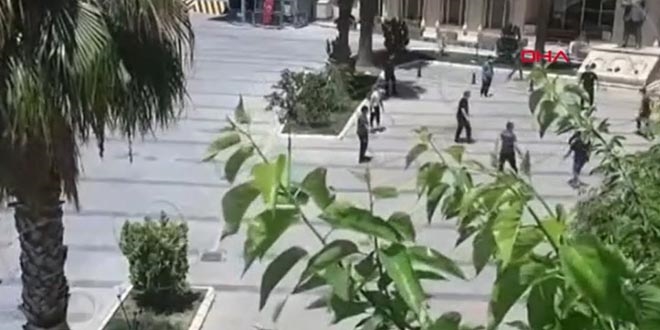 Uzun süre sonra dışarı çıkan gençler polislerle tek kale maç yaptı