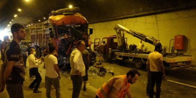 Otoyolda 5 TIR'ın karıştığı feci kaza: O anlar kamerada