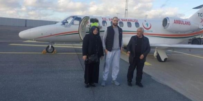 Kanser hastası Türk genci İsveç'ten ambulans uçakla Türkiye'ye geldi