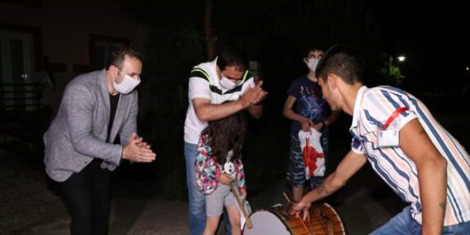 Sosyal medyada başkandan istediği ramazan davulcusu evinin önüne geldi