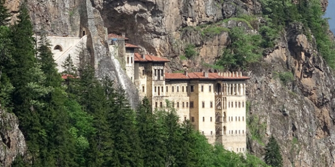 Sümela Manastırı'nda yamaçlar çelik ağlarla örülüyor