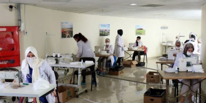 G�n�ll�l�k esas�yla �al��arak g�nde 20 bin maske �retiyorlar