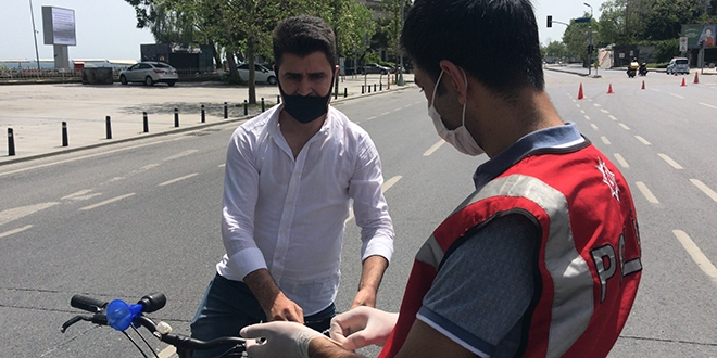 Bisikletle işe giden güvenlik görevlisi trafik denetimine takıldı