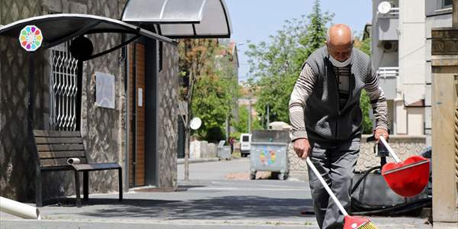 Sokağa çıkar çıkmaz bakımını yaptığı mahalle camisine koştu