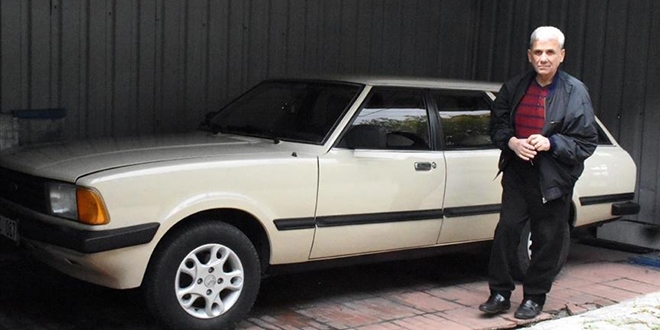 Garajında tuttuğu otomobiline 40 yıldır gözü gibi bakıyor