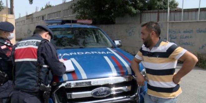 Sokağa çıktığı için ceza yiyen sürücü, eşini suçladı