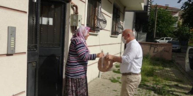 Fırıncı belediye başkanı, kapı kapı gezerek pide dağıtıyor