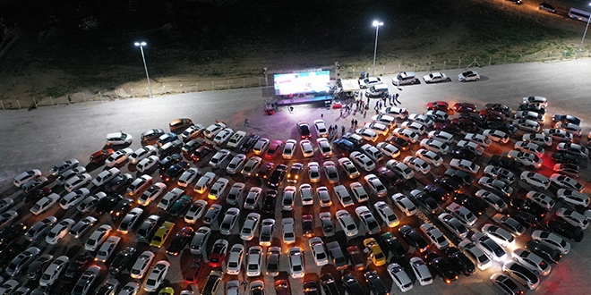 Açık hava sinema etkiğinde 2. filmi izlediler