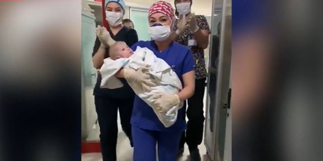 COVID-19'u yenen 5 aylık bebek taburcu edildi
