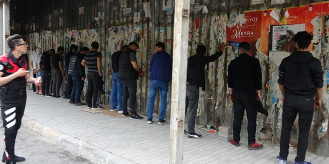 Topluca gezen 13 kişi polise yakalandı