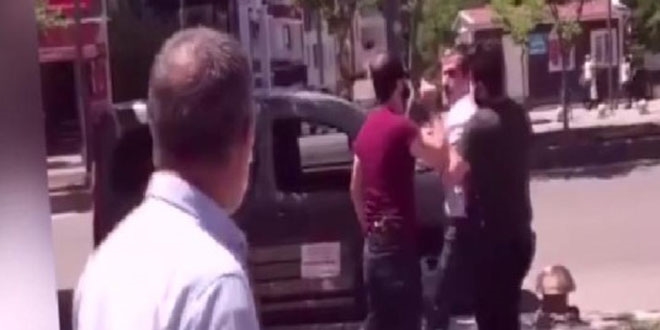 Polis, kimliğini görmek isteyen vatandaşa hakaret etti