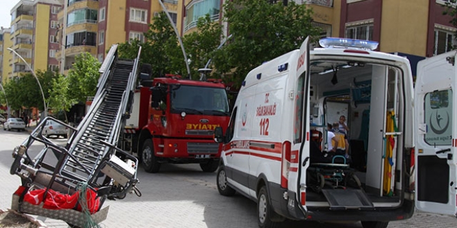 Bayrak asarken itfaiyenin merdiveni devrildi: 2 yaralı
