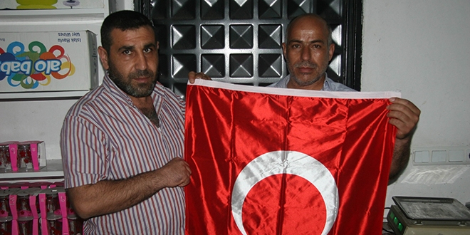 Belediye işçisinin bayrak sevgisi duygulandırdı
