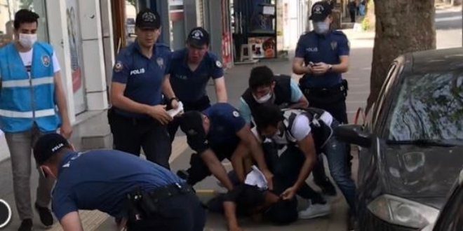Maskesiz sokağa çıkarak kimlik soran polise direndiler