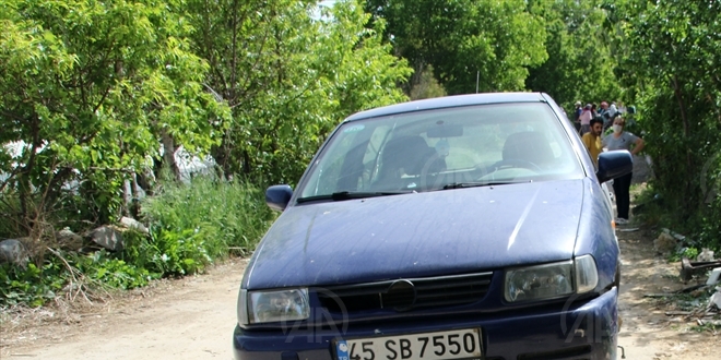 Uşak'ta lastiğini değiştirmek istediği otomobilin altında kalan kişi yaşamını yitirdi
