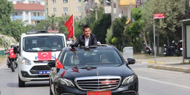 Balıkesir'de 19 Mayıs doğumlu genç valinin makam aracıyla şehir turu attı