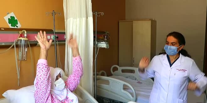 Felç geçiren yaşlı kadın inme merkezindeki tedaviyle sağlığına kavuştu