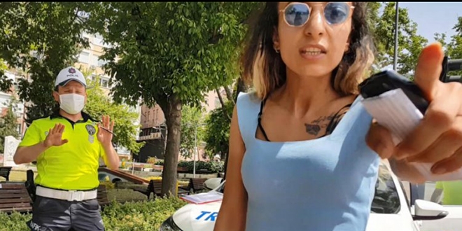 Sokağa çıkma yasağını ihlal eden kadın, gazetecilere saldırdı