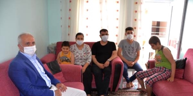 Başkan, işten çıkartılan işçinin engelli çocuklarına sahip çıktı