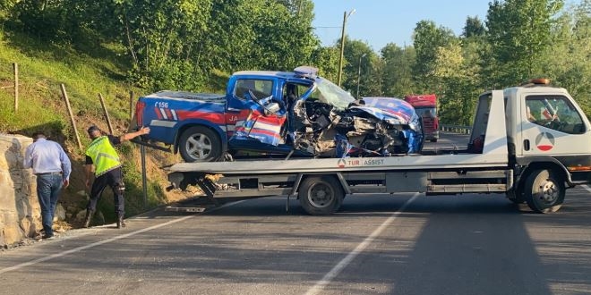 Jandarma arac� istinat duvar�na �arpt�: 2 asker yaral�