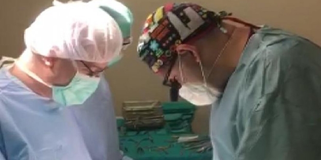 Ameliyat s�ras�nda �stiklal Mar��'n� okudular