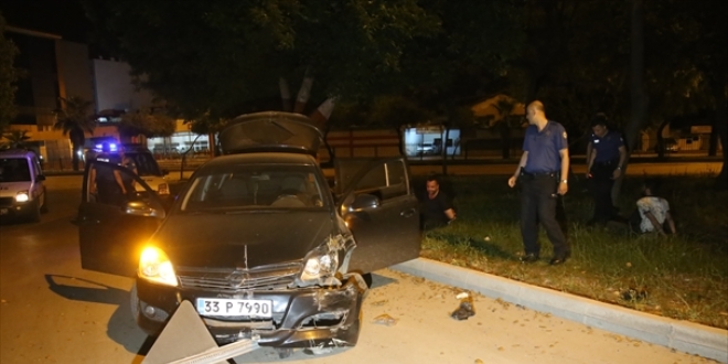 Adana'da polisten kaçmaya çalışan şüpheliler kaza yapınca yakalandı