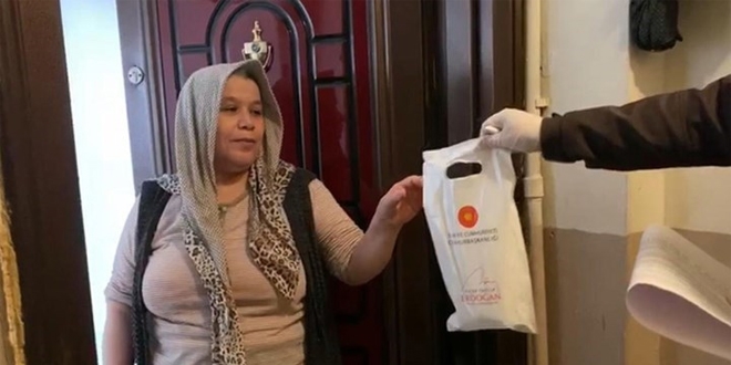 Öğretmenler kapı kapı dolaşarak maske dağıtıyor