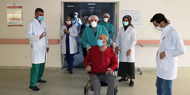 İki kez kalbi duran 62 yaşındaki hasta koronavirüsü yendi