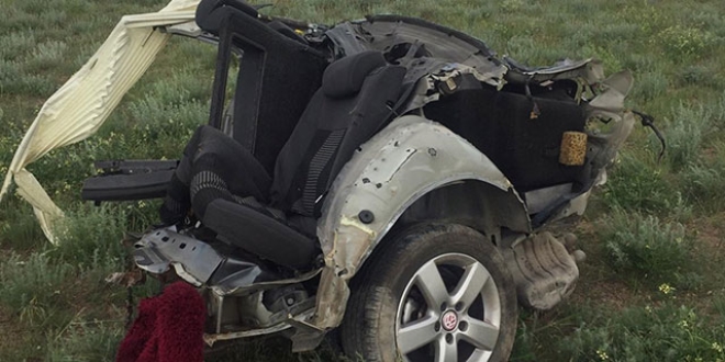 Feci kaza! Otomobil ikiye bölündü: 2 yaralı