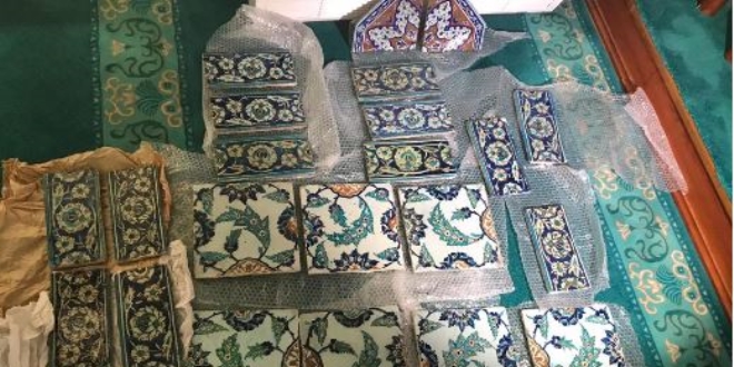 Camiden çalınan tarihi eserler cami imamına teslim edildi