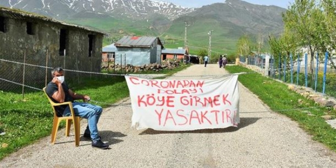 Köyün girişini zincirle kapatan muhtar kontrol noktası kurdu