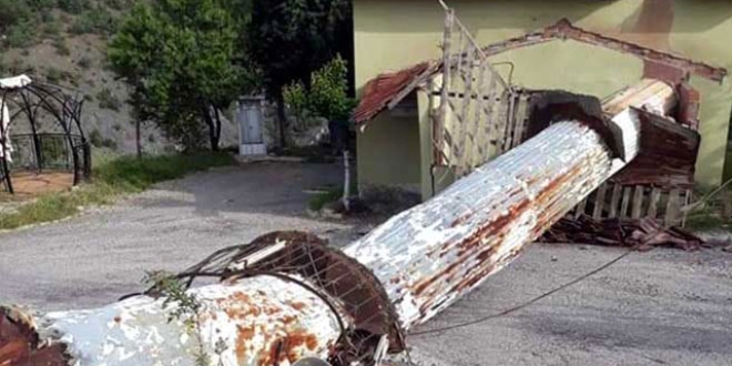 Ankara'da şiddetli rüzgar, cami minaresini yıktı