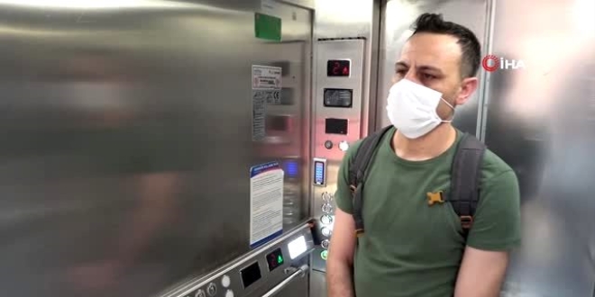 Pandemi hemşiresinin eşi ve çocuklarıyla terasta duygusal buluşması