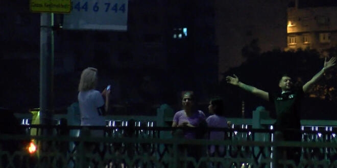 Galata Köprüsü'nde yasağa rağmen balık tuttular, dans ettiler