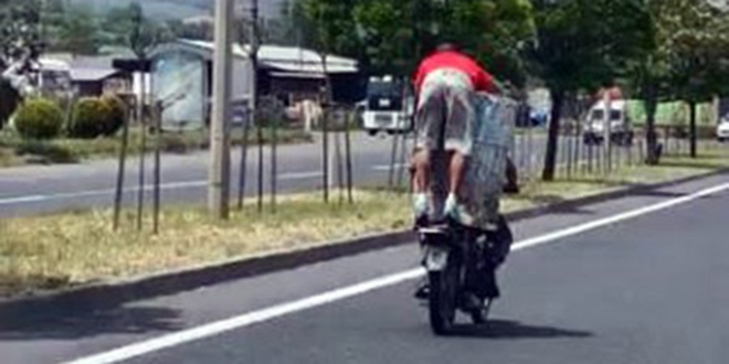 2 kişi motosikletle dev varili taşıdı