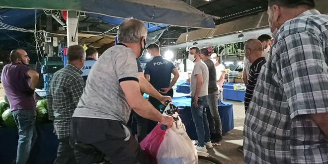 Karpuzu kestirip almayan müşterisini bıçakla kovaladı