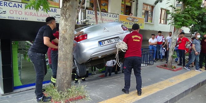 Hızla sokağa girmek isteyince mağazaya uçtu, aracını bırakıp kaçtı