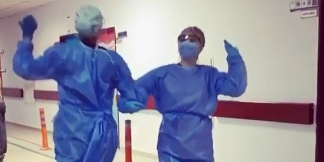 Sağlık çalışanları azalan vaka sayısını dans ederek kutladı