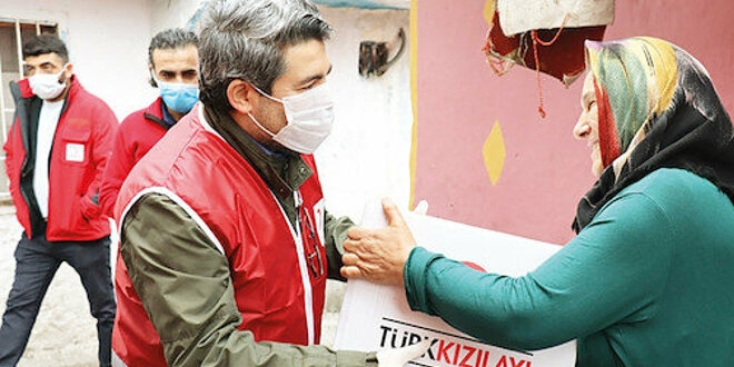 Türk Kızılayı, 90 bin gönüllüyle sahada görev yapıyor